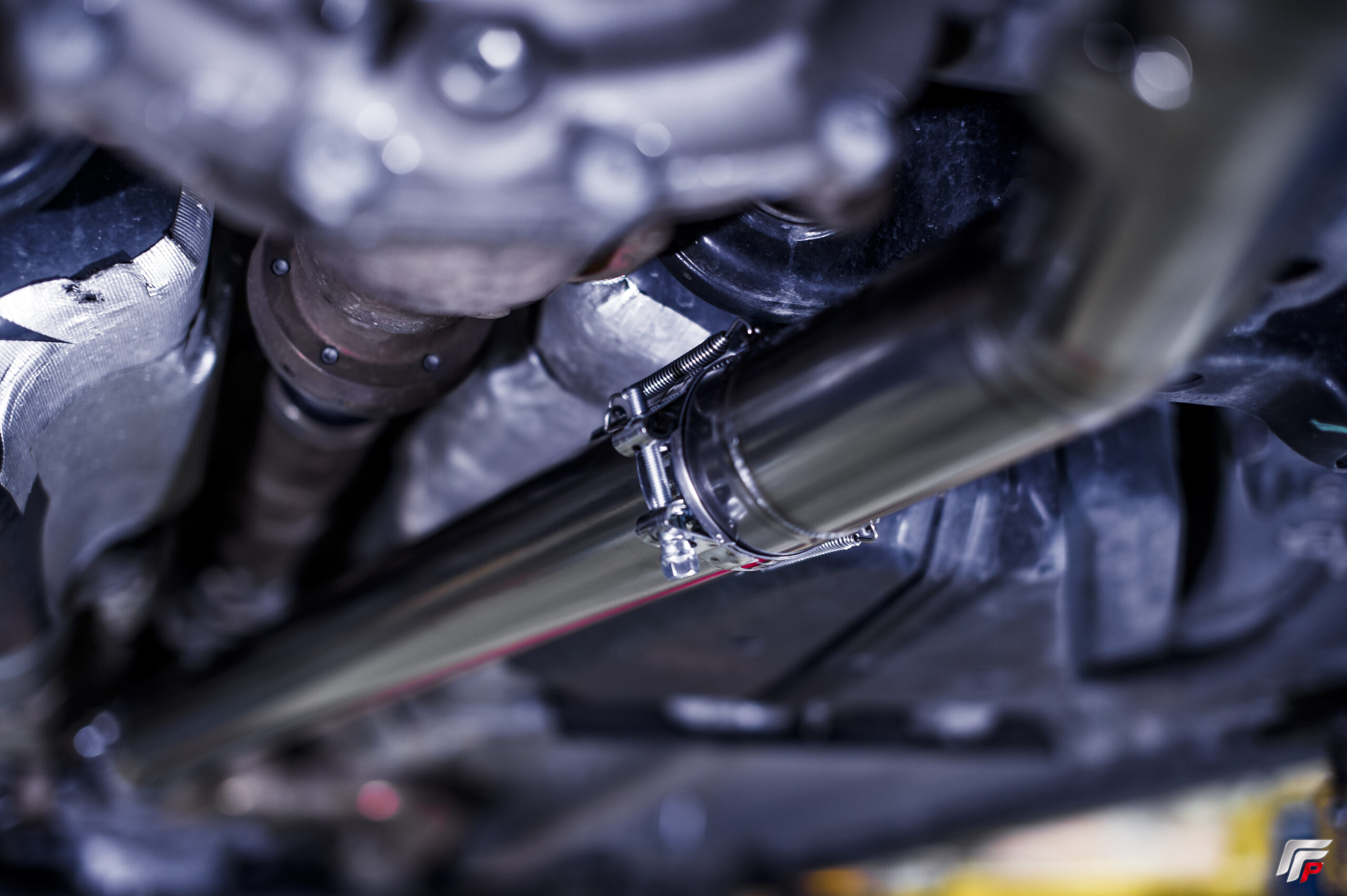 Tomei Expreme Ti mid-pipe clamp + cat connector