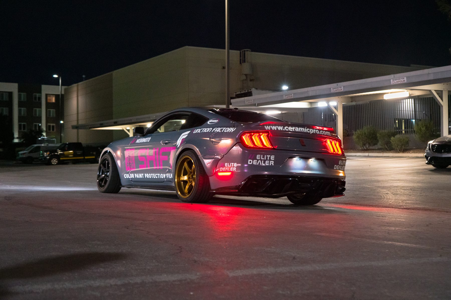 Charles's FFP S550 Mustang at night with pink FFP livery wrap, gold wheels, BNR 600 V2 build